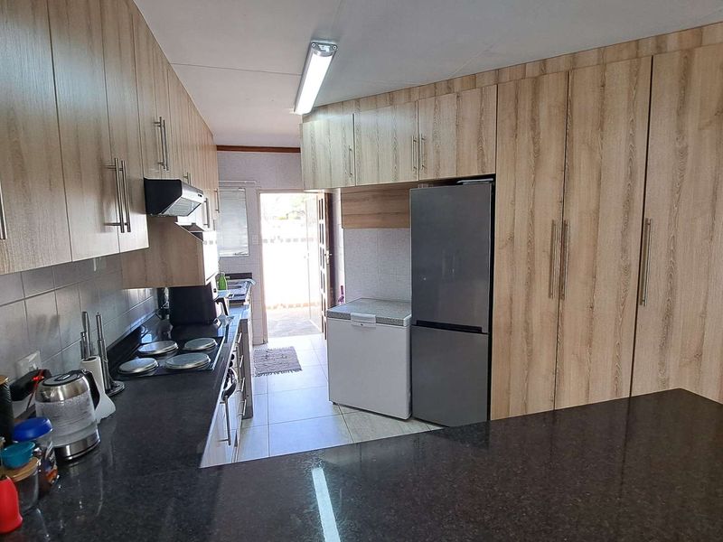 Stunning Townhouse Offering Space and Splendour - Photo 8