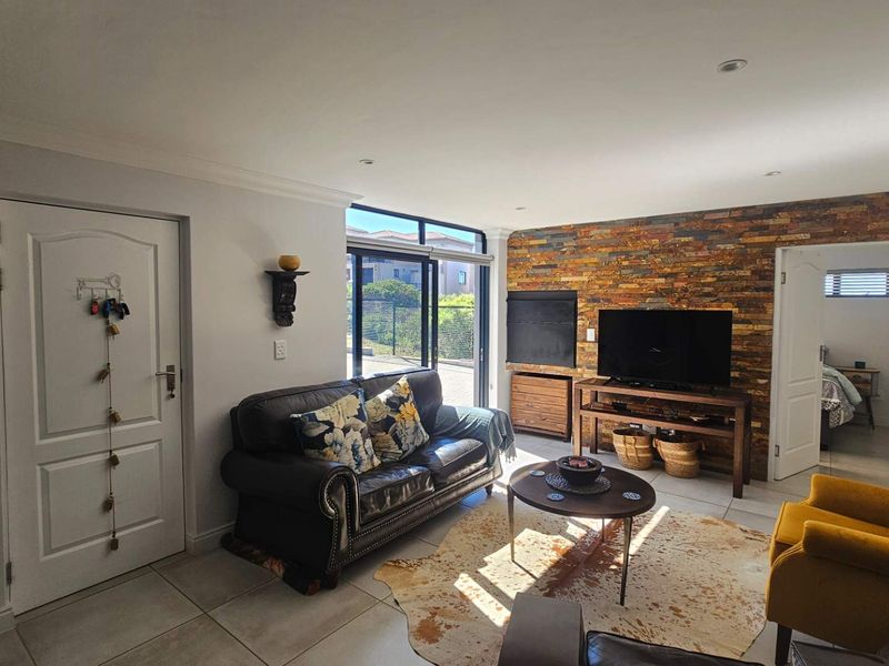 Spacious 2-bedroom haven: Perfect for retirees & holidaymakers - Photo 2