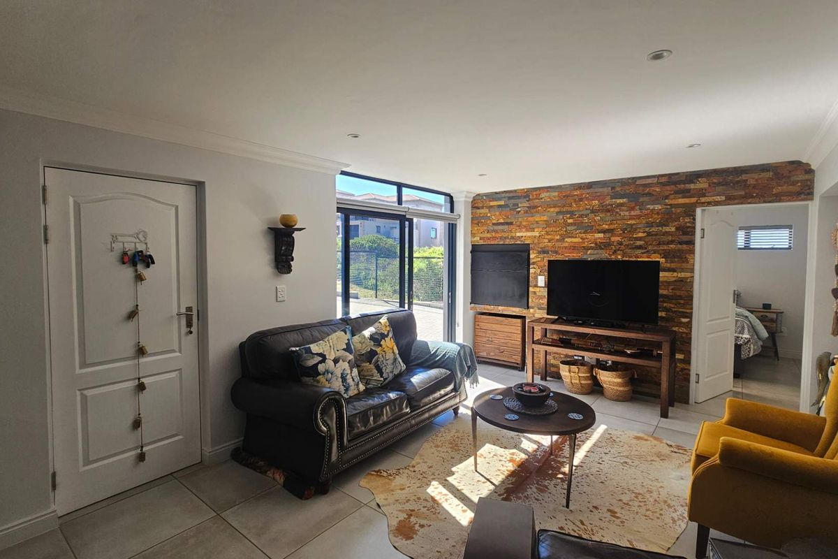 Spacious 2-bedroom haven: Perfect for retirees & holidaymakers - Photo 2