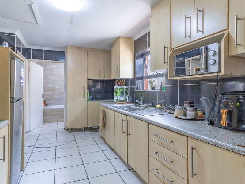 Great 2 bedroom 1 Bathroom Plus Pool For Sale - Photo 8