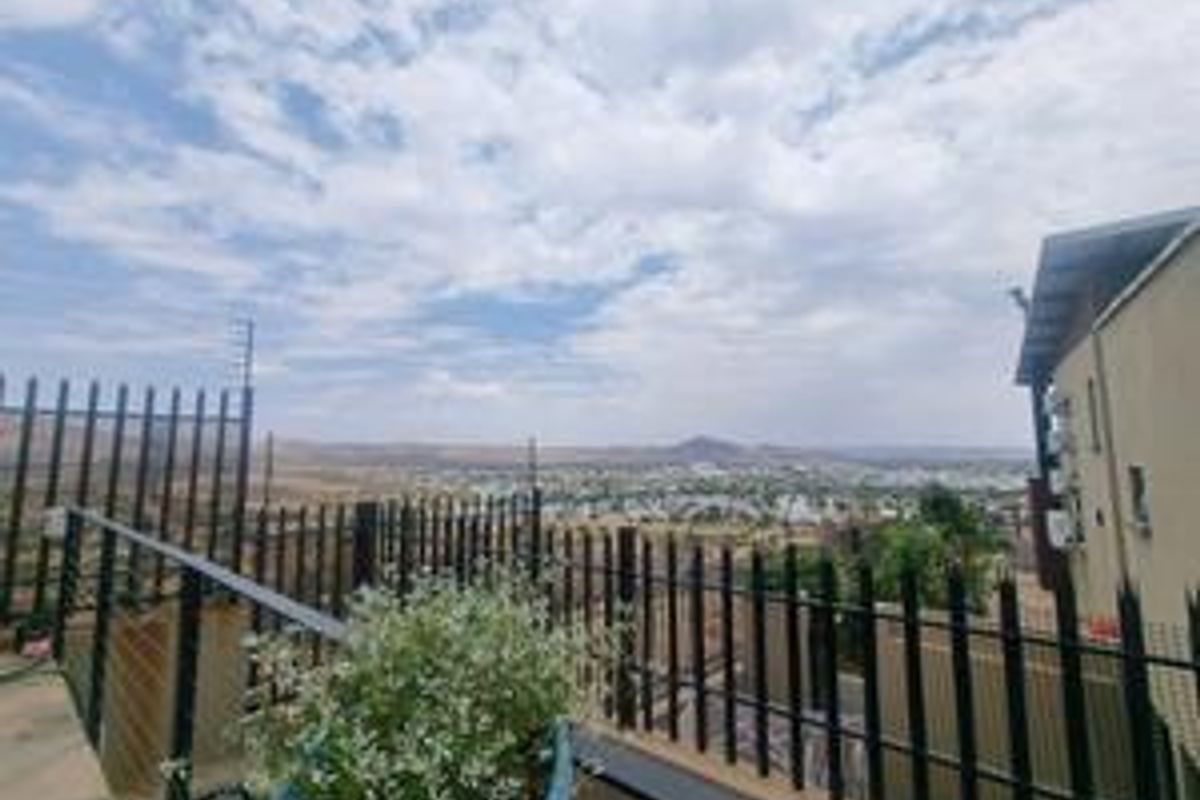 For Sale | Henning Village – Executive Family Home - Photo 5