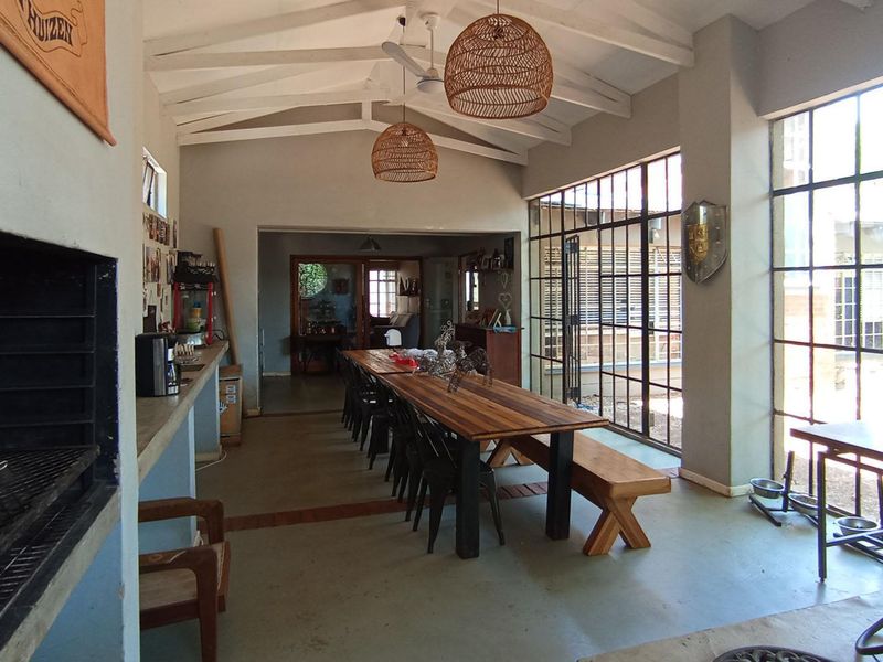 STUNNING LARGE FAMILY HOME IN THE SOUGHT-AFTER ELDORAIGNE AREA - Photo 2