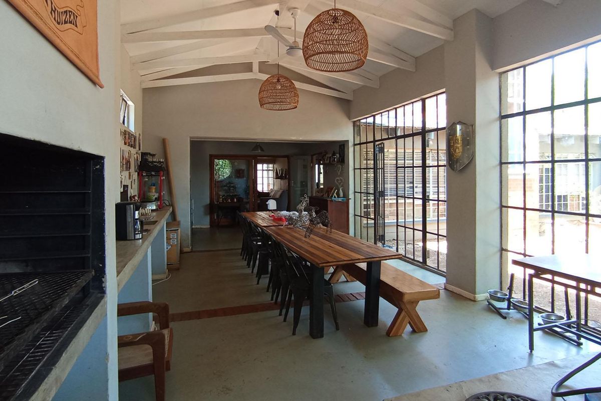 STUNNING LARGE FAMILY HOME IN THE SOUGHT-AFTER ELDORAIGNE AREA - Photo 2