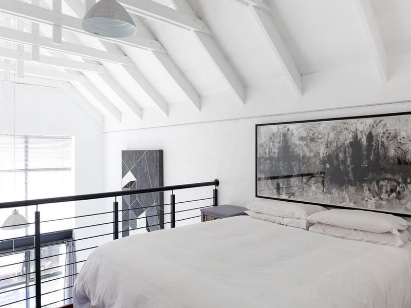 Sunny Loft Apartment with Double Volume Ceilings – Walk to Cresta Mall - Photo 8