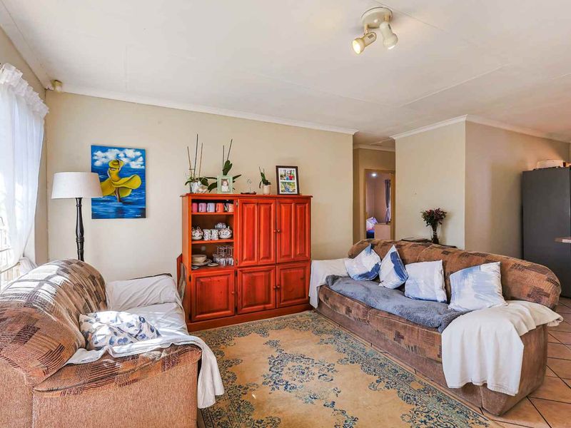 Picturesque 2-Bedroom Townhouse with Private Garden in Secure Lee Park Complex - Photo 9