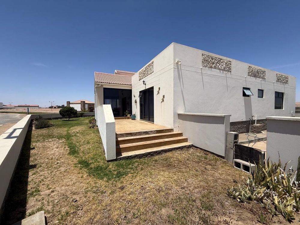 Side garden leading to the indoor stoep area