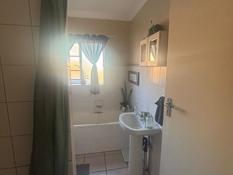 Townhouse for Sale in Secure Complex in Garsfontein. - Photo 7