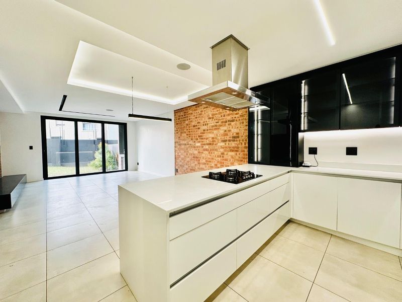 Stylish 2-Bed, 2-Bath Ground Floor Apartment with Private Splash Pool in Broadacres - Photo 4