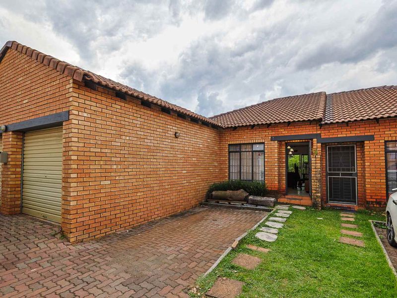 Charming & Modern 2-Bedroom Townhouse - Photo 4