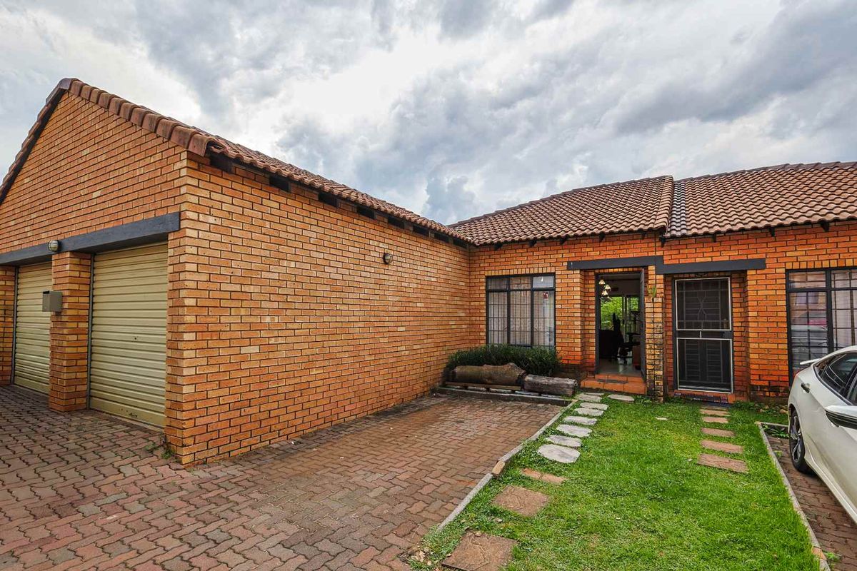 Charming & Modern 2-Bedroom Townhouse - Photo 4