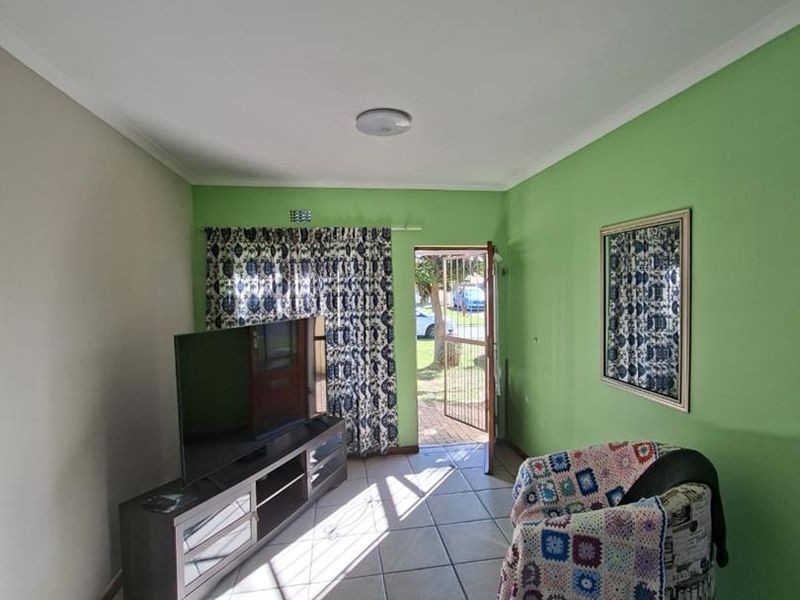 Comfortable Living in a Secure and safe Estate - The Perfect Starter Home - Photo 6