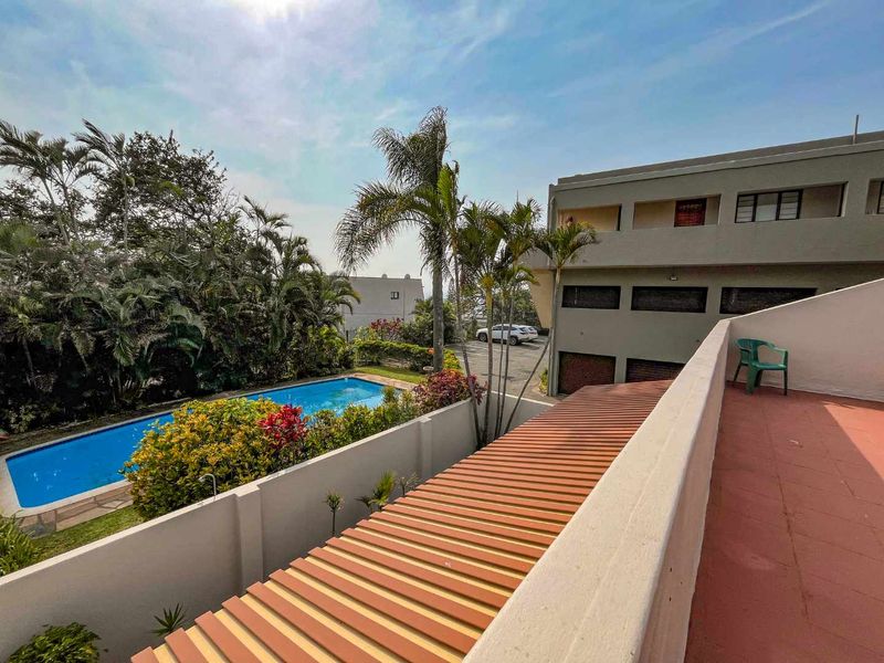 Spacious Umhlanga apartment with seaviews within walking distance to the Beach! - Photo 4