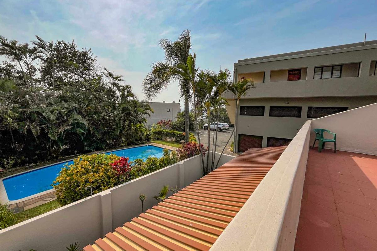 Spacious Umhlanga apartment with seaviews within walking distance to the Beach! - Photo 4