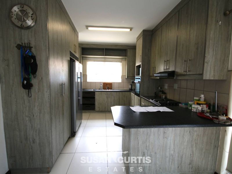 Spacious 3-Bed Home with BBQ & Triple Garage! - Photo 2