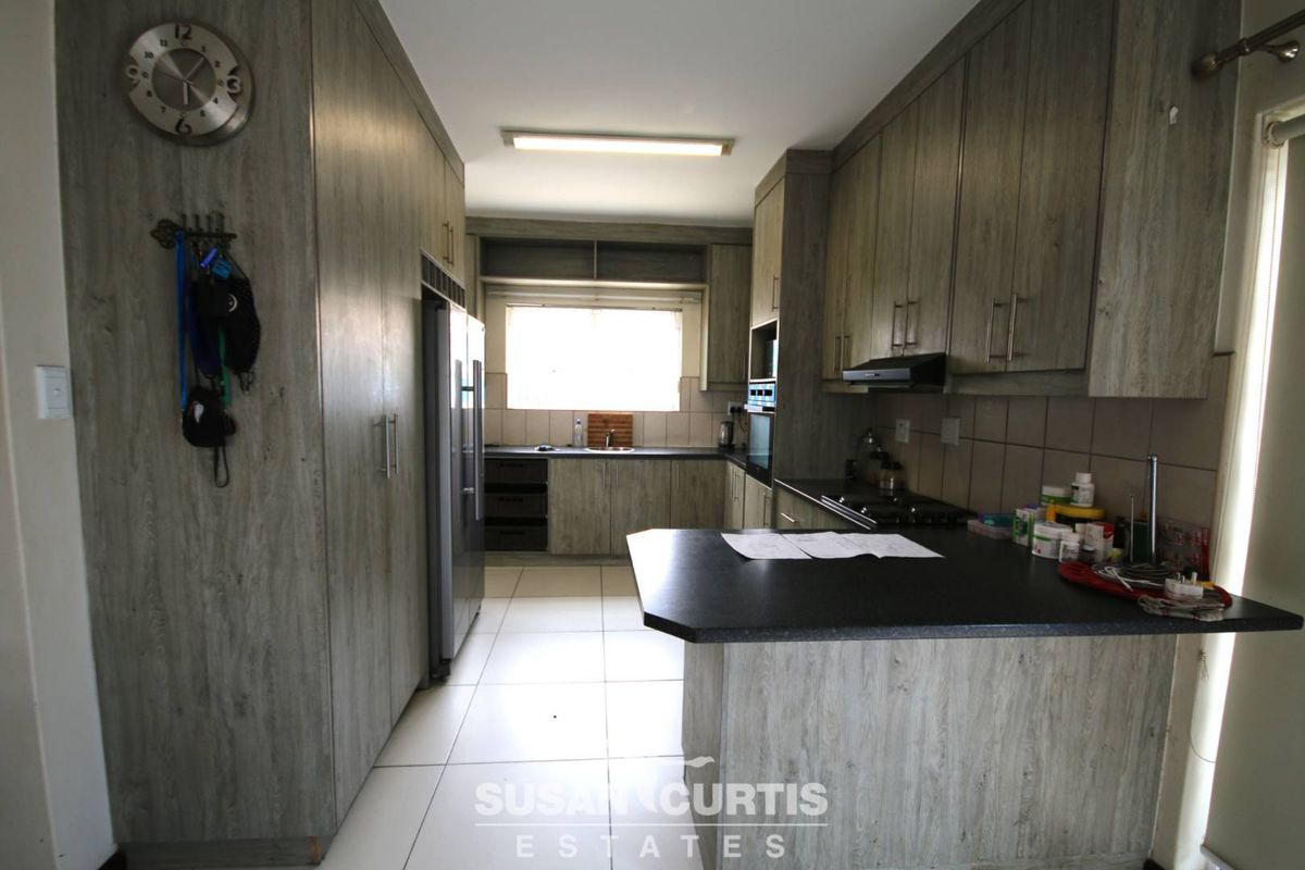 Spacious 3-Bed Home with BBQ & Triple Garage! - Photo 2