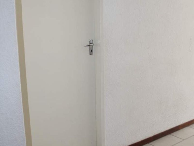 Modern 1 bedroom Unit at Embassy Place | R6 500 - Photo 9
