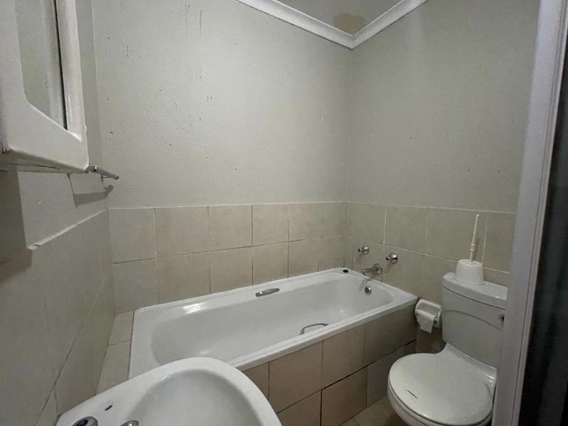 Specious 2Bedroom, 1Bathroom Top Floor Apartment to Rent at Pebble Falls, Boksburg - Photo 5