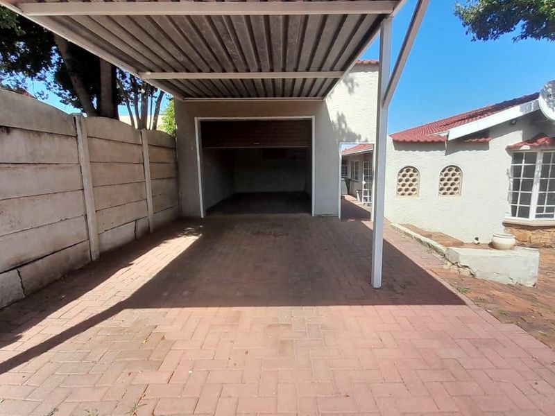 Lovely Glen Marais home in boomed area - Photo 3