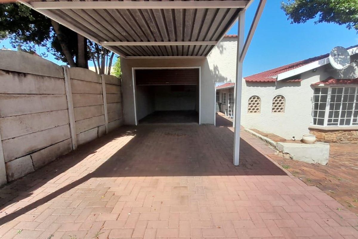 Lovely Glen Marais home in boomed area - Photo 3