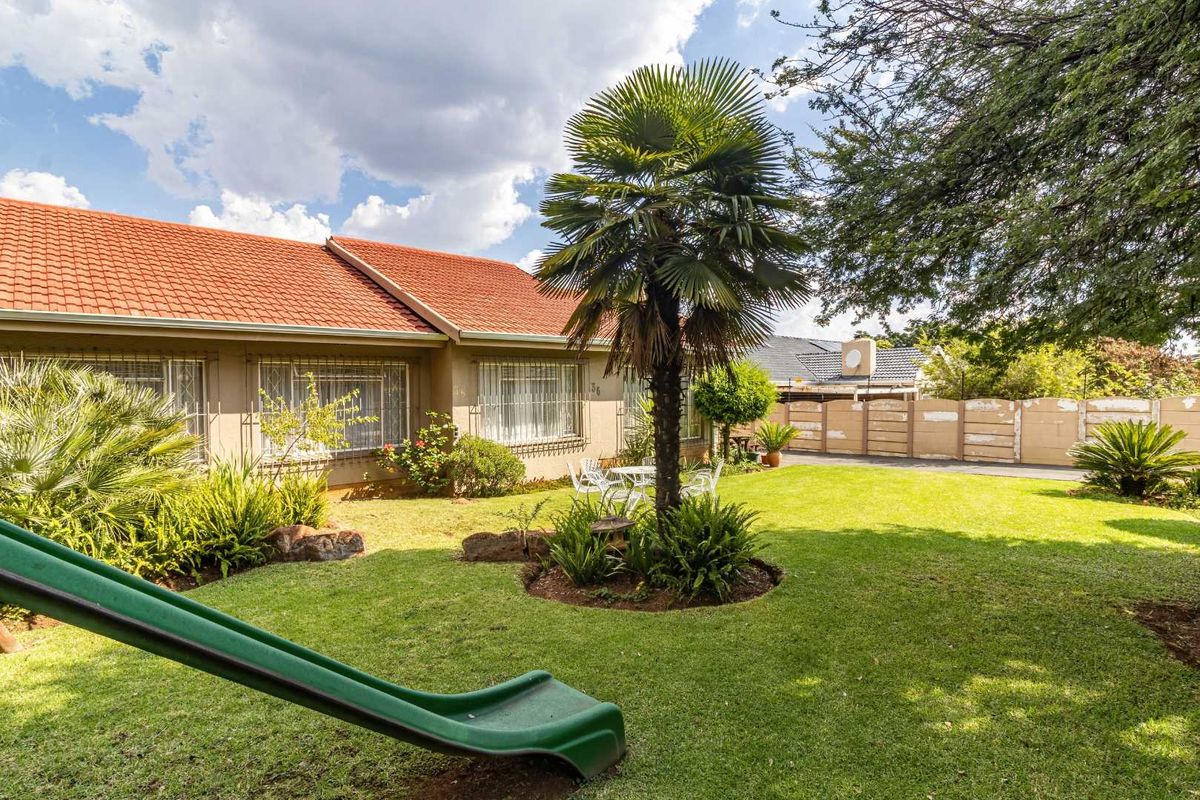 QUALITY FAMILY HOME WITH A FULL COTTAGE FOR SALE IN BRACKENDOWNS - Photo 4