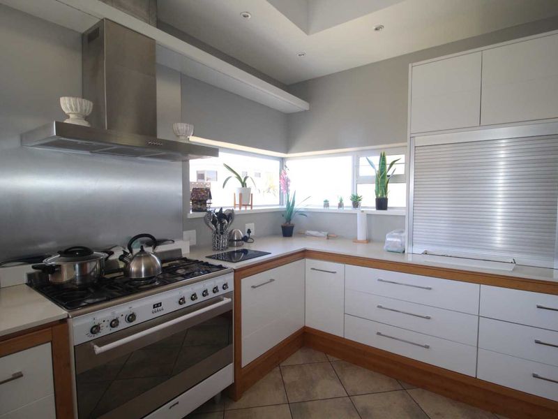 4 Bedroom Home with 2 Flats & Ocean Views Near Platz Am Meer Mall - Photo 4