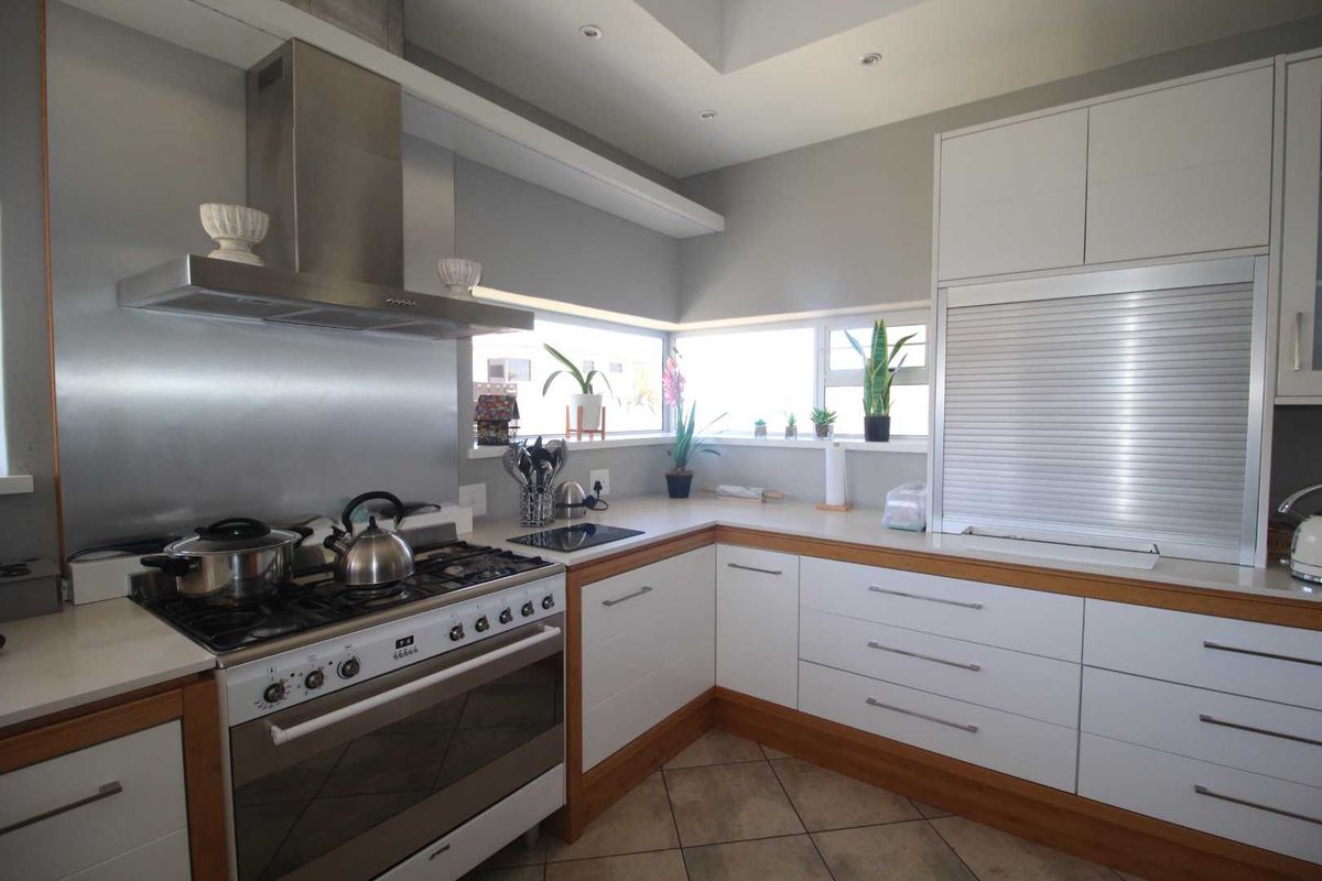 4 Bedroom Home with 2 Flats & Ocean Views Near Platz Am Meer Mall - Photo 4