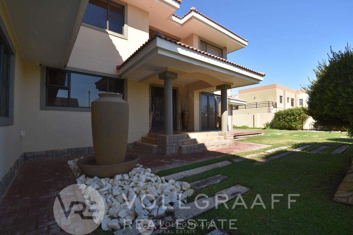 Exquisite coastal family home with heated indoor pool and lush garden – Vogelstrand, Swakopmund - Photo 4