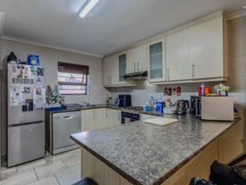 Beautiful low-maintenance 3-bedroom facebrick duplex - Photo 7