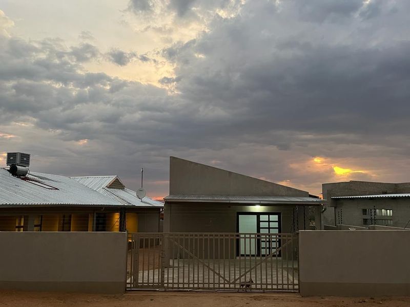 Spacious 5 Bedroom Home with Flat & 270° Wrap-Around Stoep for Sale in Veddersdal – N$1.9 Million - Photo 5