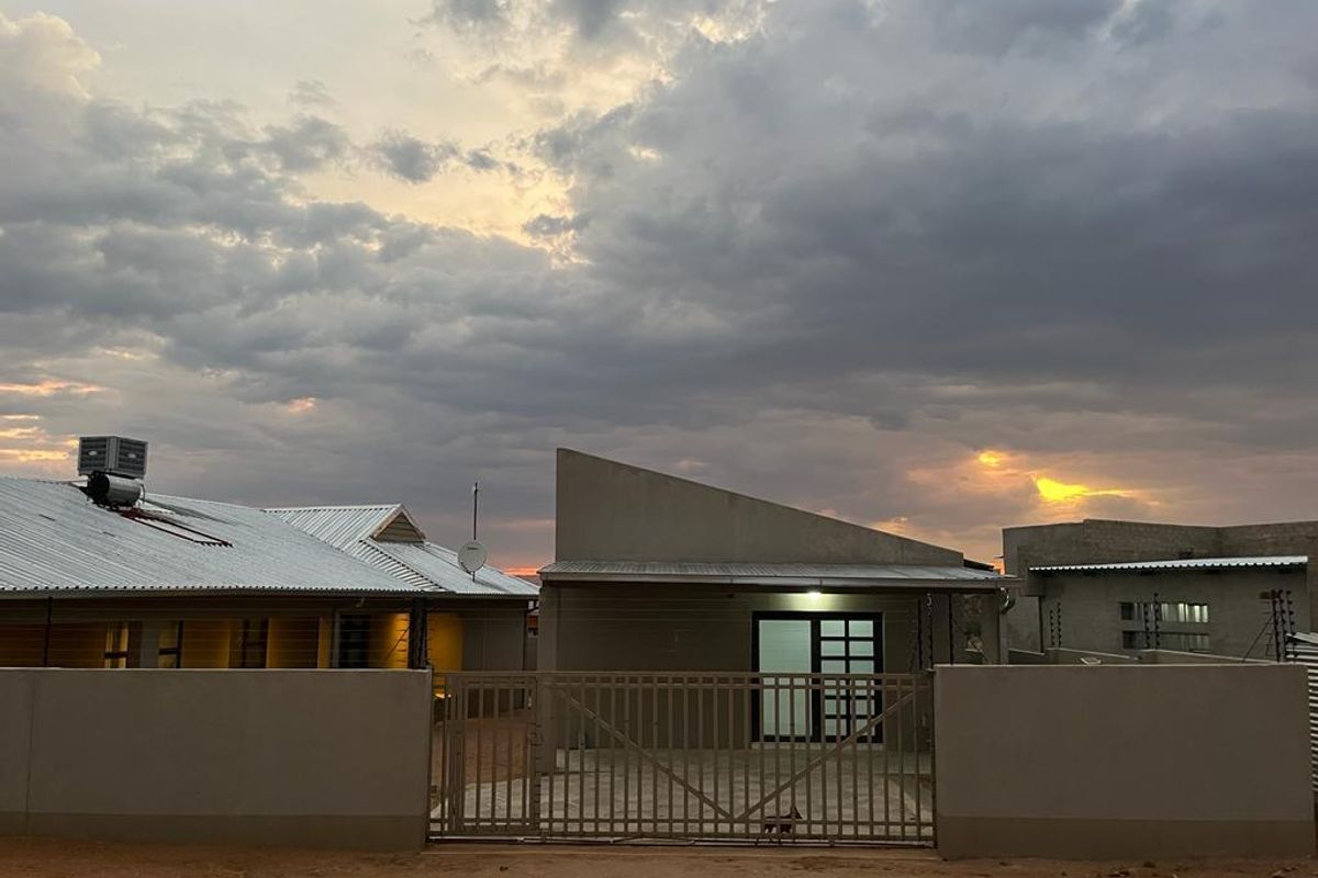 Spacious 5 Bedroom Home with Flat & 270° Wrap-Around Stoep for Sale in Veddersdal – N$1.9 Million - Photo 5