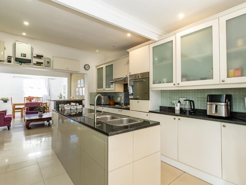 Modern and well maintained home with dual living! - Photo 9