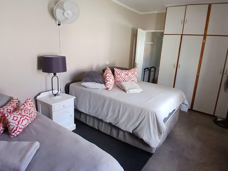 Beautiful 3-bedroom property with 2 flatlets with lots of possibilities - Photo 6