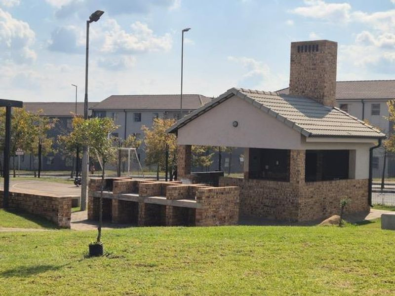 Cranes@Riverside - R 585 000, 2 Beds, 1 Bath - Photo 1