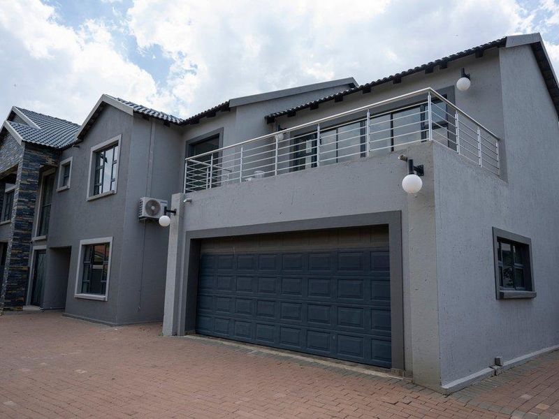 9 Bedroom Beautiful Family Home in sought after Estate - Photo 6