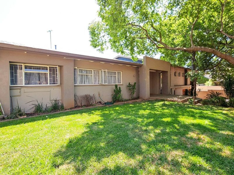 Elegant Family Home in Lynnwood Glen – Perfect for Entertaining - Photo 2