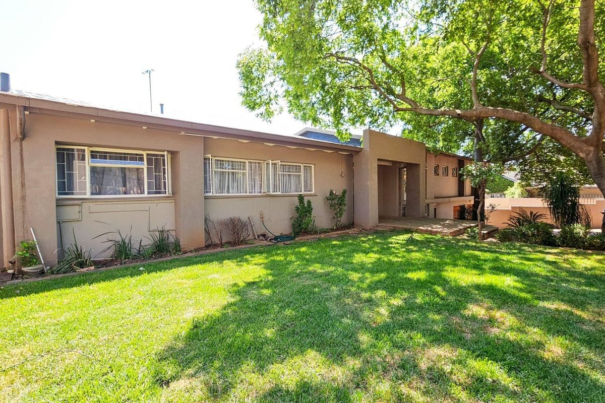 Elegant Family Home in Lynnwood Glen – Perfect for Entertaining - Photo 2