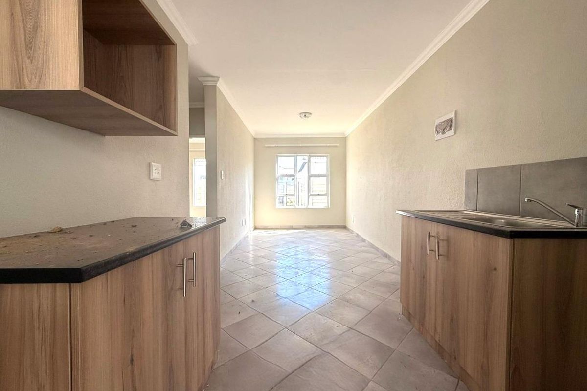 Modern 2-Bedroom Ground Floor Apartment – Secure, Stylish & Effortlessly Convenient - Photo 4