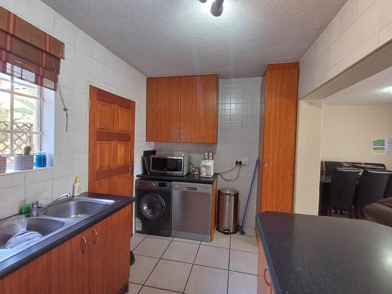 3 Bedroom, 2 Bathroom Duplex with Garden in Olivedale Complex Pet Friendly – All You Can Ask For! - Photo 4