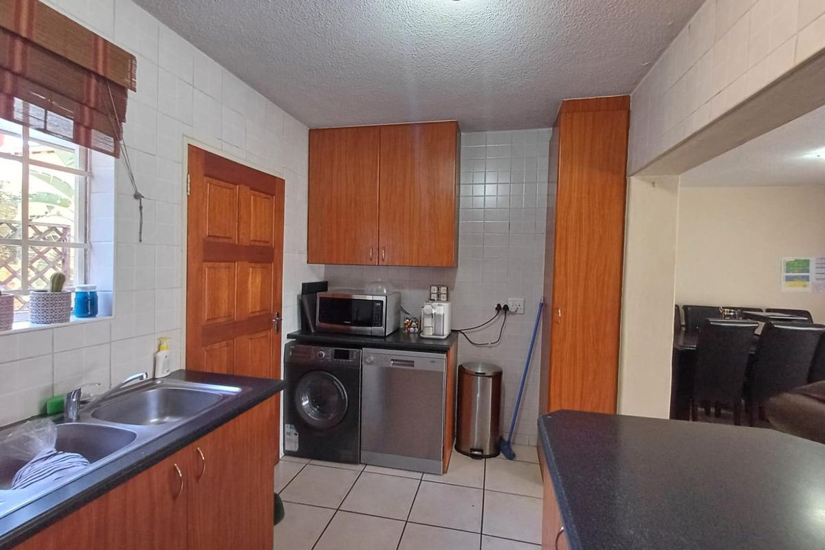 3 Bedroom, 2 Bathroom Duplex with Garden in Olivedale Complex Pet Friendly – All You Can Ask For! - Photo 4