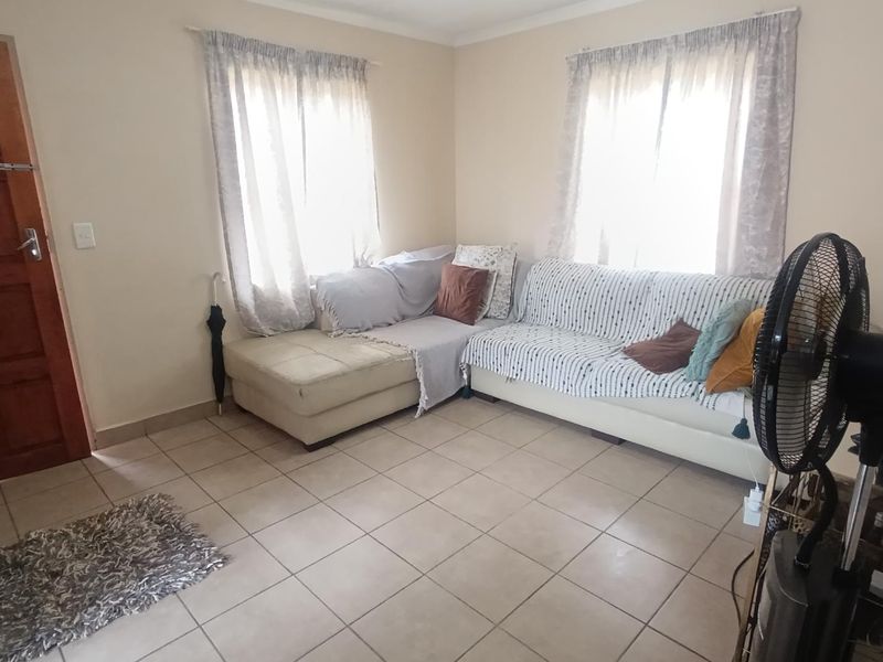 Secure Estate Living: 3-Bed, Ready to Move In - Photo 3