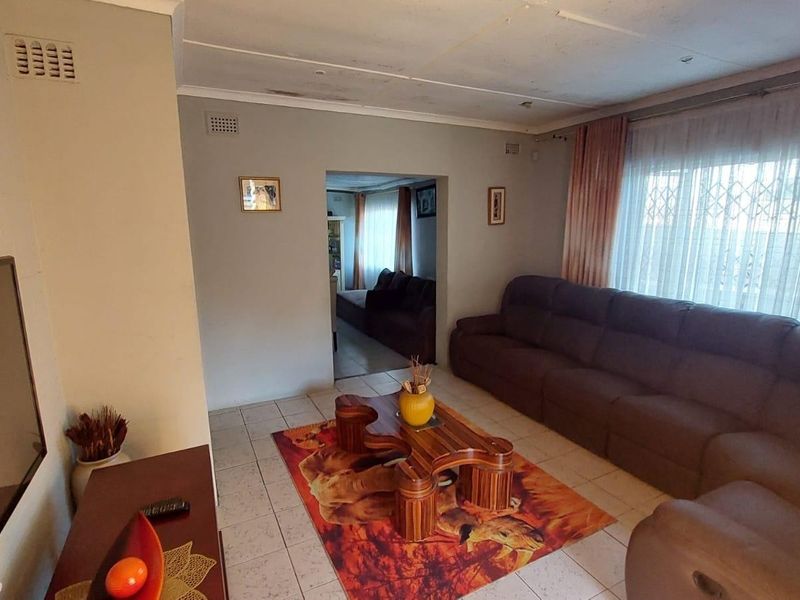 Family Home in Montclair! - Photo 6