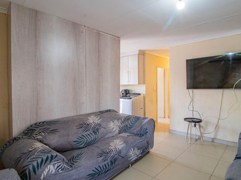 4 Bedroom Family House in Rosslyn Gardens - Photo 3