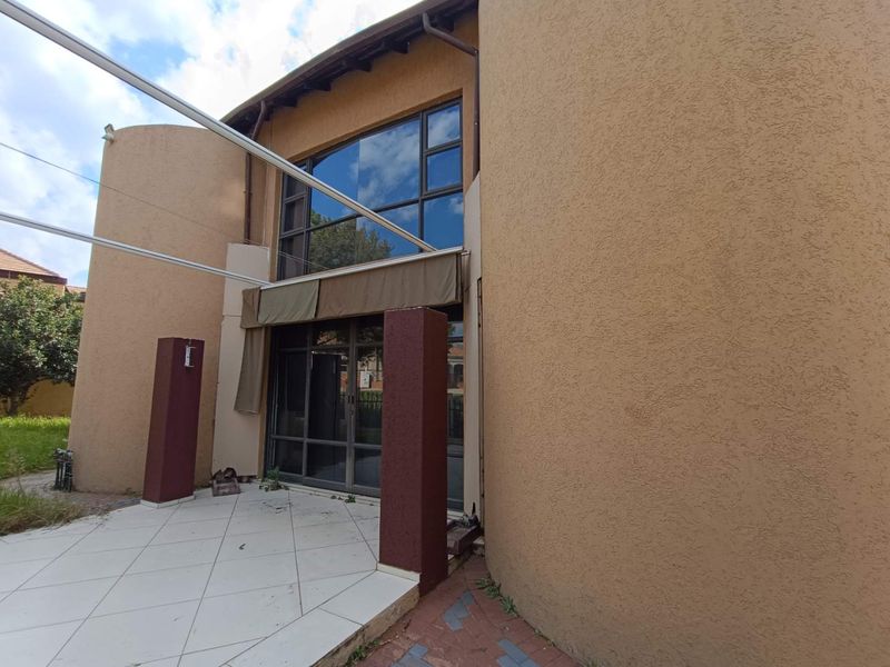 VALLEY VIEW ESTATE -  4 BEDROOM HOUSE WITH A GYM & STUDY - Photo 5