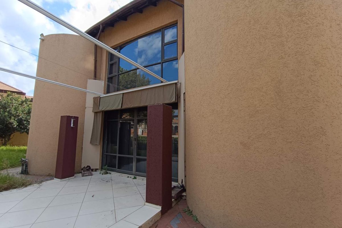 VALLEY VIEW ESTATE -  4 BEDROOM HOUSE WITH A GYM & STUDY - Photo 5