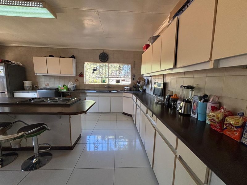 4 Bedroom House for sale in Oakdene - Photo 5