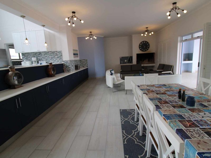 Superior Seafront Designer Home perfect for the large Family! - Photo 7