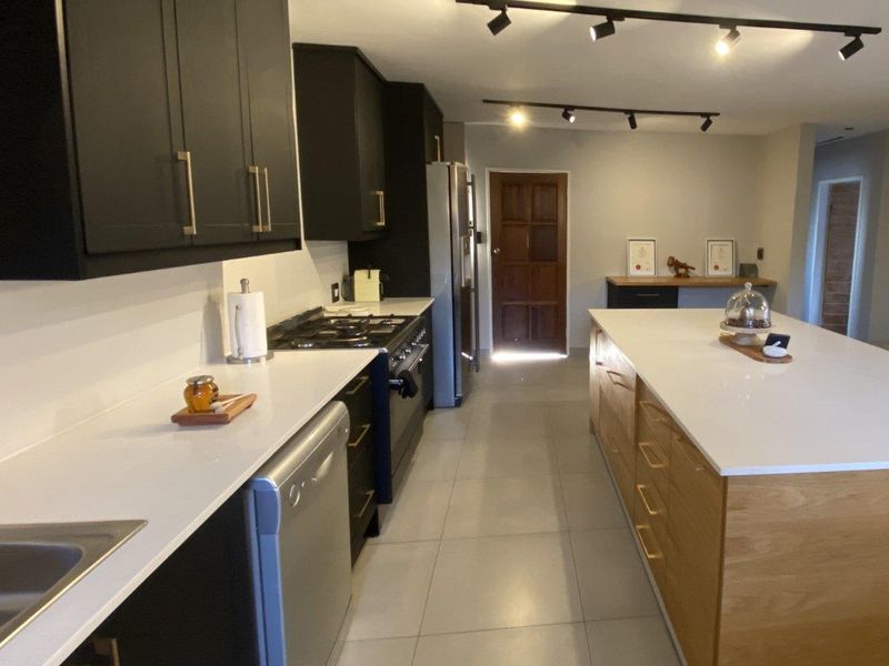 2 Bedroom Townhouse for sale in Highveld Estate. - Photo 4