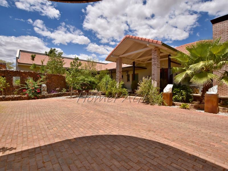 Omaruru:  Elaborate, Luxurious Home is for Sale - Photo 6
