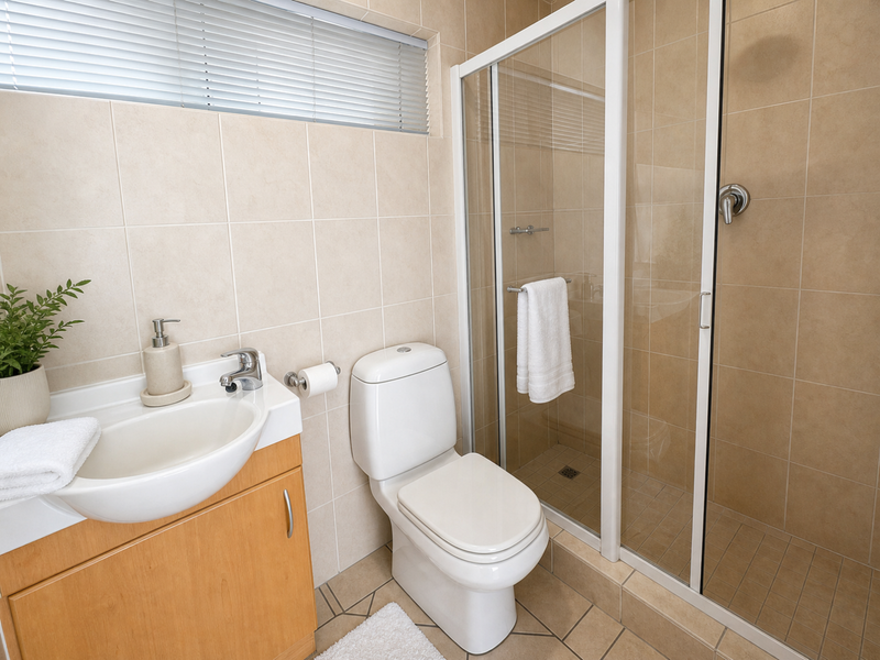 Upper Sea Point unfurnished corner apartment with sea views - Photo 9