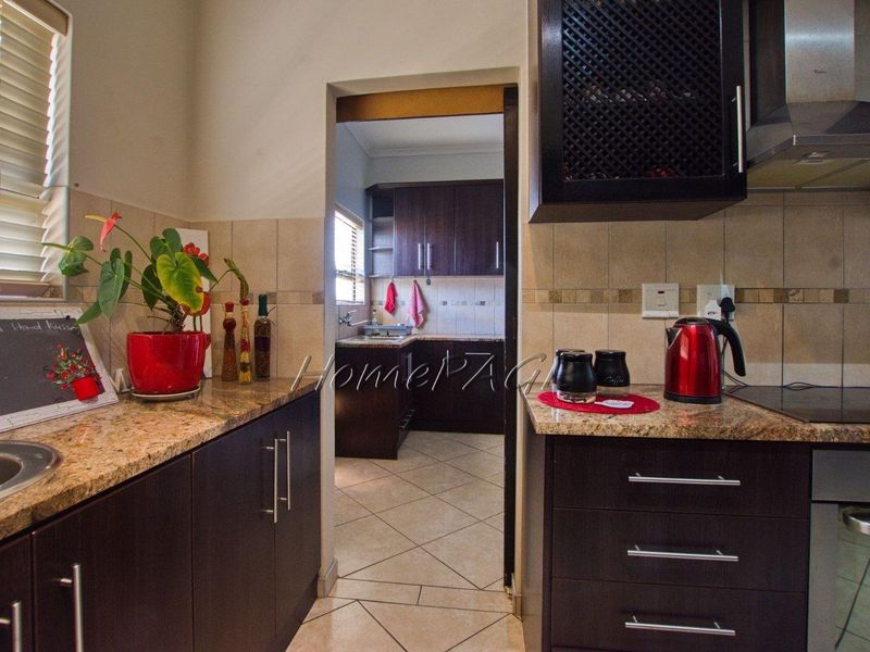 Fairway Estate, Walvis Bay: 4 Bedr double storey home with lots of space for sale - Photo 10